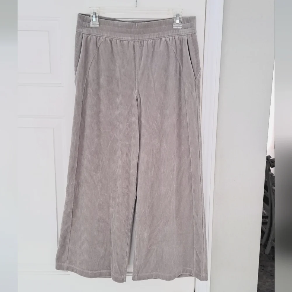 Lululemon Wide Leg Ribbed Tan Soft High Rise Athleisure Pants.  Size 8.